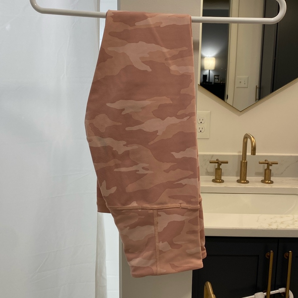 Athleta - Elation Camo 7/8 Tight - XXS